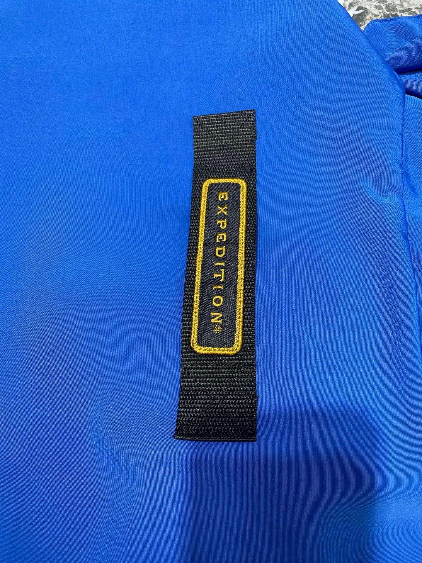 P910 special version 🌟 🇨🇦CANADA GOOES 24 new models 08 models/couple models Factory direct supply: supplying global purchasing agents, micro-business, entities, Tmall, high-end stalls and studio cooperation, free shipping! Canada Goose Expedition Parka 2008 is the same style for men and women. It is mid-length and the most timeless classic. All Arctic and Antarctic scientific expedition teams choose Canada Goose as their cold-proof equipment. It is the Rolls-Royce of down jackets. ➖ Industry-leading anti-counterfeiting chip sensing. ➖ Imported Behringer embroidery machines and customized embroidery labels, the highest level and industry leading. ➖ Imported Korean 21-count polyester-cotton blended original fabric, TC85 waterproof coated fabric, water-repellent, windproof and wear-resistant. ➖ The new national standard 80 white duck down is filled with an average of 520 grams of down. The amount of down filled is industry-leading. ➖ 100% nylon lining with double double-layer sealing design to prevent velvet running, and seamless thread design on the cuffs! ➖ Western Canadian Green Wolf Collar. ➖ Yoshida YKK provides original factory-customized electroplated sliders. YKK two-way lockable zippers are tight and smooth and do not peel off paint. ➖ 3M composite Velcro is durable and the accessories and hardware are all custom-made. Note: Our copywriting is only simple and clear. Instead of bragging about the copywriting, it is better to compare and understand with samples. Only for the purest goose, the most dedicated, the most professional, the highest quality, the highest cost performance!  Size:XS-XXL